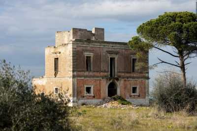La triste storia di Villa Bonifacio, la casa rossa che guarda dall'alto la statale 100